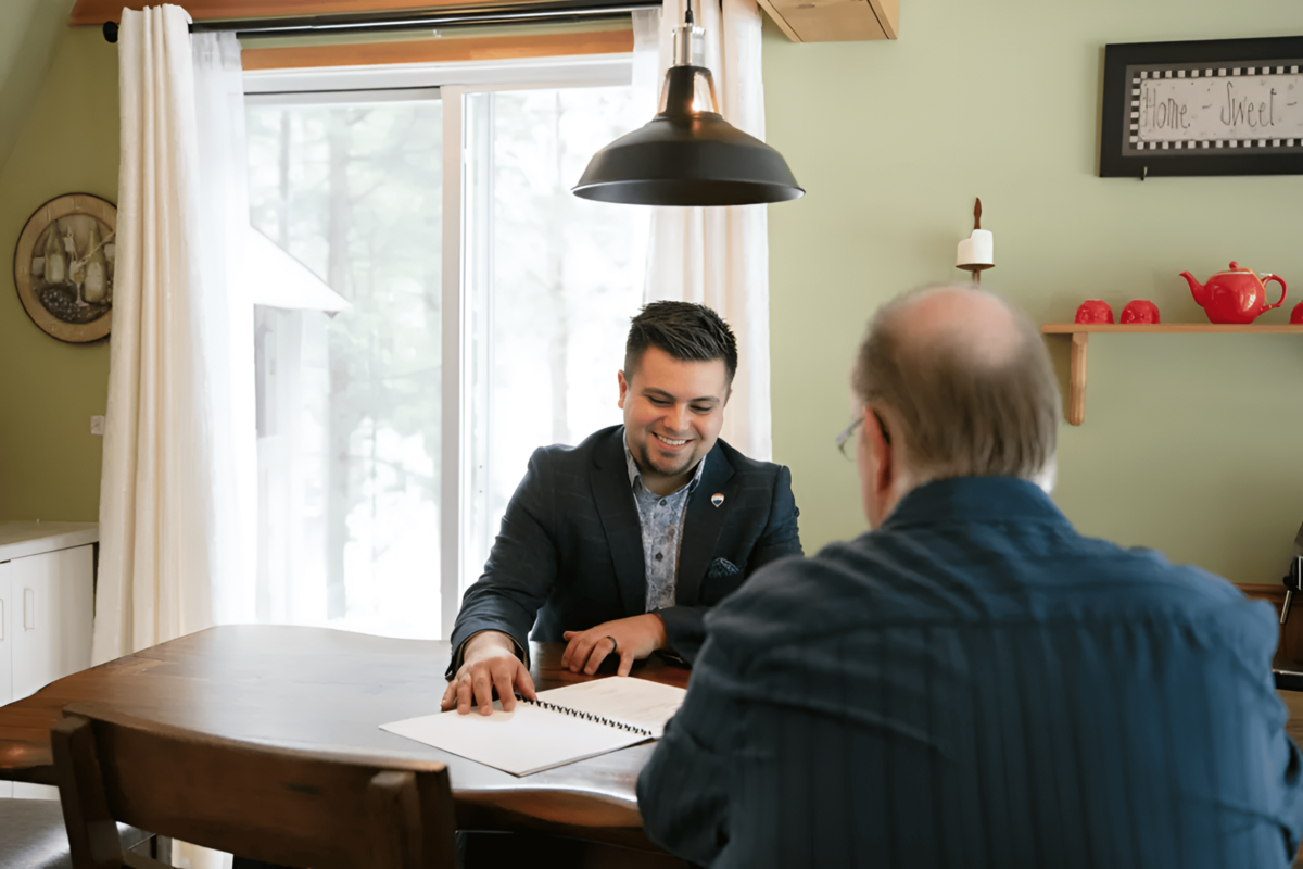 Sébastien Labrie, courtier immobilier Sherbrooke avec un client