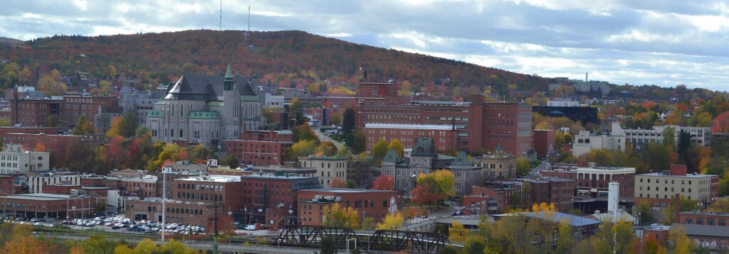 Ville de Sherbrooke avec le mont Bellevue en aari`re-plan.